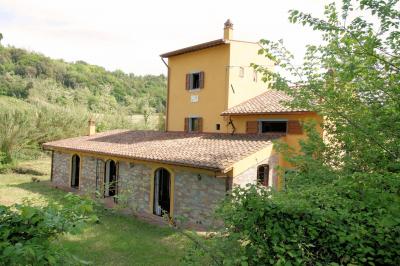 Casa colonica ristrutturata con parco e piscina in vendita a Casciana Terme Lari