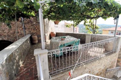 Porzione di terratetto con giardino e vista panoramica in vendita a Manciano