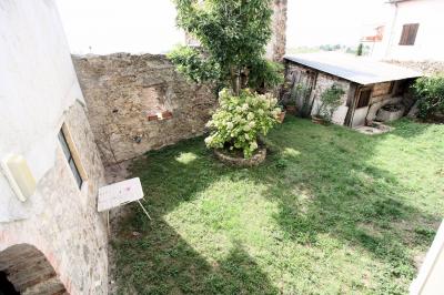 Porzione di terratetto con giardino e vista panoramica in vendita a Manciano