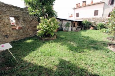 Porzione di terratetto con giardino e vista panoramica in vendita a Manciano