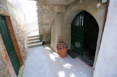 Porzione di terratetto con giardino e vista panoramica in vendita a Manciano