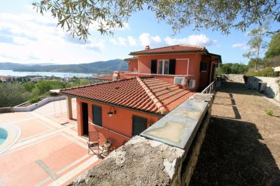 Villa di lusso con parco piscina e vista mare in vendita a Portoferraio