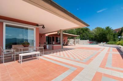 Villa di lusso con parco piscina e vista mare in vendita a Portoferraio