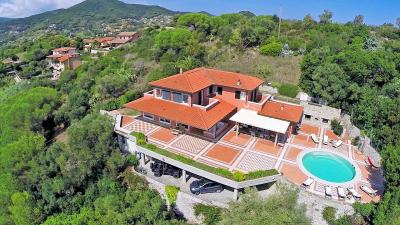 Villa di lusso con parco piscina e vista mare in vendita a Portoferraio