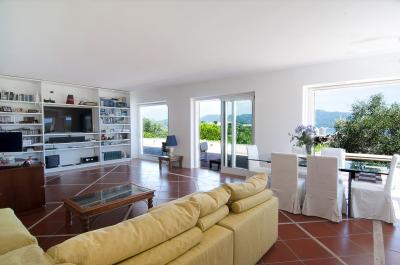 Villa di lusso con parco piscina e vista mare in vendita a Portoferraio