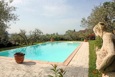 Villa in stile rustico Toscano ristrutturata con vigneto in vendita a Cortona