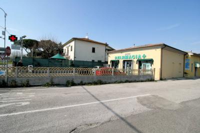 Terratetto libero su tre lati a reddito in vendita a San Giuliano Terme