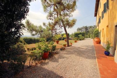 Villa di ampia metratura con parco in zona panoramica in vendita a Montecatini-Terme