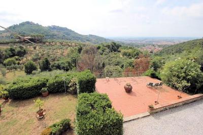 Villa di ampia metratura con parco in zona panoramica in vendita a Montecatini-Terme