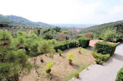 Villa di ampia metratura con parco in zona panoramica in vendita a Montecatini-Terme
