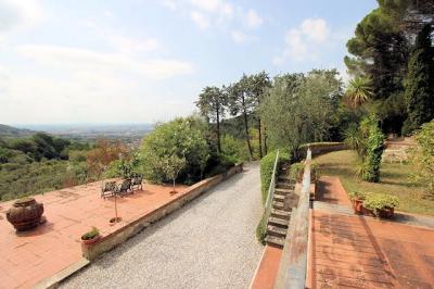 Villa di ampia metratura con parco in zona panoramica in vendita a Montecatini-Terme