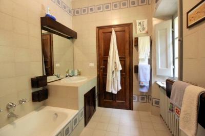 Villa di ampia metratura con parco in zona panoramica in vendita a Montecatini-Terme