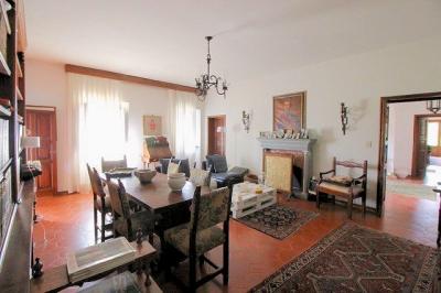 Villa di ampia metratura con parco in zona panoramica in vendita a Montecatini-Terme