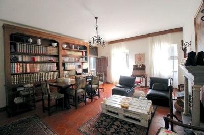 Villa di ampia metratura con parco in zona panoramica in vendita a Montecatini-Terme