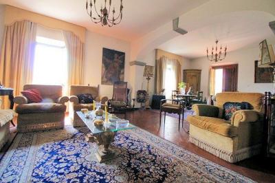 Villa di ampia metratura con parco in zona panoramica in vendita a Montecatini-Terme