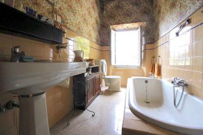 Villa di ampia metratura con parco in zona panoramica in vendita a Montecatini-Terme
