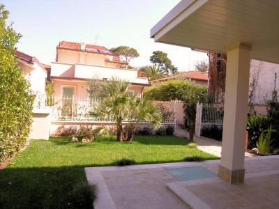 Villetta unifamiliare con giardino in vendita a Forte dei Marmi