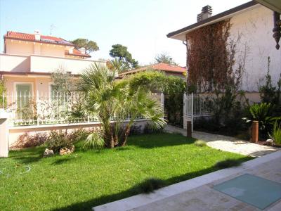 Villetta unifamiliare con giardino in vendita a Forte dei Marmi