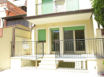 Appartamento al piano terra con giardino vicino al mare in vendita a Viareggio