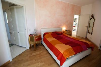 Villa panoramica in collina con parco e piscina in vendita a Capolona
