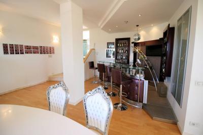 Villa panoramica in collina con parco e piscina in vendita a Capolona
