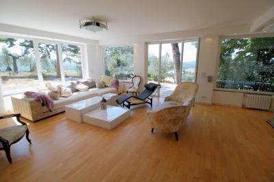 Villa panoramica in collina con parco e piscina in vendita a Capolona