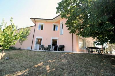 Villa panoramica in collina con parco e piscina in vendita a Capolona
