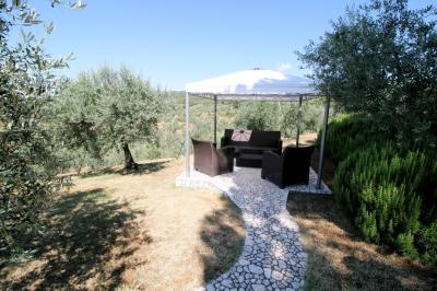 Villa panoramica in collina con parco e piscina in vendita a Capolona