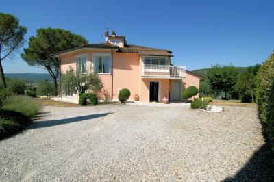 Villa panoramica in collina con parco e piscina in vendita a Capolona