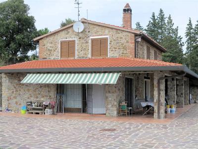 Casale ristrutturato con vista panoramica parco e piscina in vendita a Massa Marittima