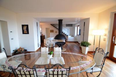 Villa in stile moderno in posizione dominante in vendita a Rufina