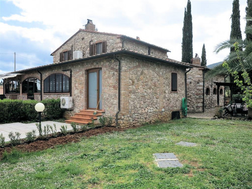 Casale ristrutturato con parco e piscina a pochi chilometri dal mare in vendita a Gavorrano