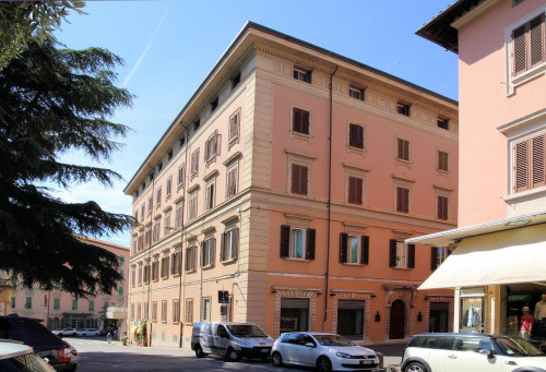 Appartamento signorile di ampia superficie in vendita a Montecatini-Terme