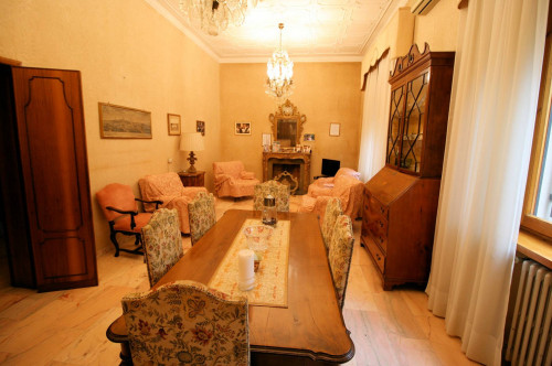 Villa di ampia superficie in zona residenziale in vendita a Montecatini-Terme