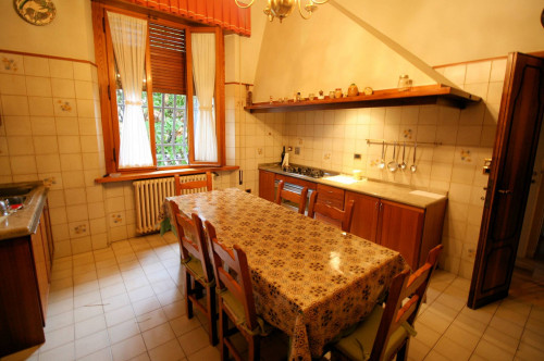 Villa di ampia superficie in zona residenziale in vendita a Montecatini-Terme