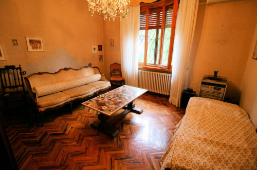 Villa di ampia superficie in zona residenziale in vendita a Montecatini-Terme