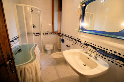Villa di ampia superficie in zona residenziale in vendita a Montecatini-Terme
