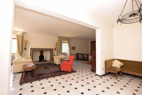 Villa in collina con parco in vendita a Camaiore