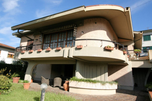 Villa unifamiliare di grande metratura con giardino in vendita a Montecatini-Terme