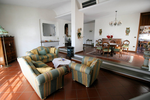 Villa unifamiliare di grande metratura con giardino in vendita a Montecatini-Terme