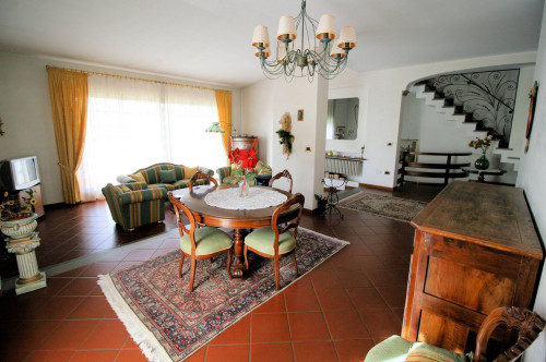 Villa unifamiliare di grande metratura con giardino in vendita a Montecatini-Terme