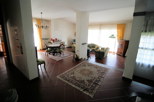 Villa unifamiliare di grande metratura con giardino in vendita a Montecatini-Terme