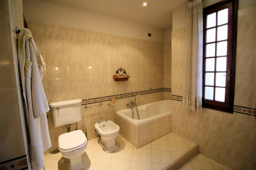 Villa unifamiliare di grande metratura con giardino in vendita a Montecatini-Terme