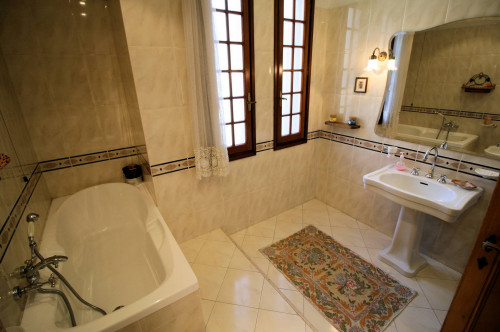 Villa unifamiliare di grande metratura con giardino in vendita a Montecatini-Terme