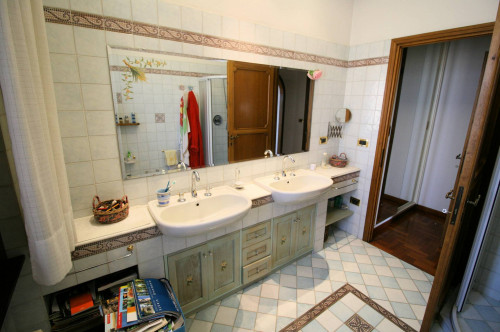 Villa unifamiliare di grande metratura con giardino in vendita a Montecatini-Terme