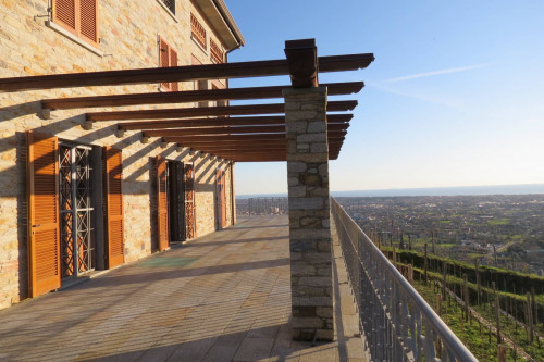 Villa unifamiliare con ampio giardino e vista mare in vendita a Pietrasanta