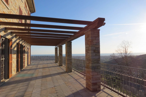 Villa unifamiliare con ampio giardino e vista mare in vendita a Pietrasanta