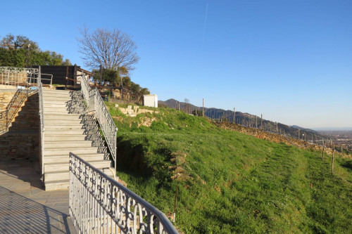 Villa unifamiliare con ampio giardino e vista mare in vendita a Pietrasanta