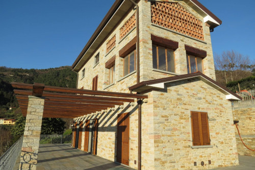 Villa unifamiliare con ampio giardino e vista mare in vendita a Pietrasanta