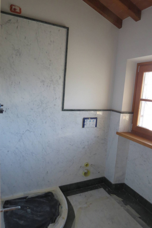 Villa unifamiliare con ampio giardino e vista mare in vendita a Pietrasanta